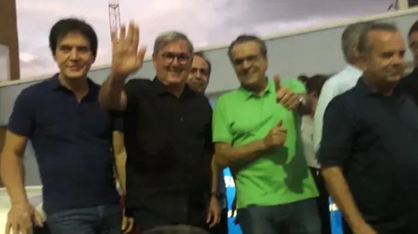 Henrique sobe em palanque bolsonarista e deixa petistas enfurecidos