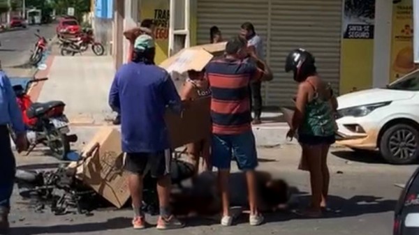 Motociclista tem perna esmagada em acidente com caminhão em Mossoró