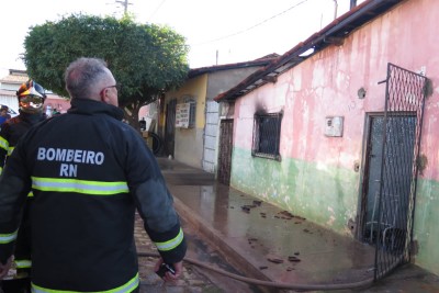 IncÃªndio em casa no Santa Delmira mobiliza bombeiros e vizinhos evitam falar sobre assunto