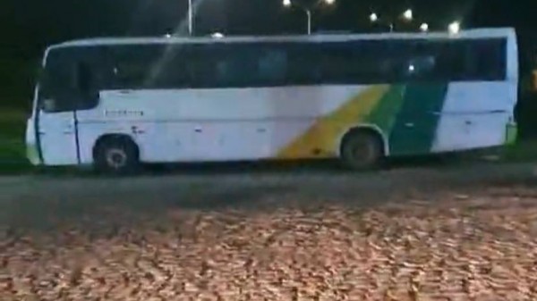 Criminosos tentam atear fogo em ônibus estacionado em posto de combustíveis em Mossoró