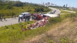 Carreta tomba e interdita alça de acesso para a saída da BR-405, em Mossoró