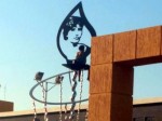 Mulher mobiliza equipes dos bombeiros apÃ³s subir em monumento ao lado da EstaÃ§Ã£o das Artes