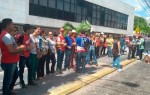 Servidores formam cordÃ£o humana para impedir entrada de deputados na AL