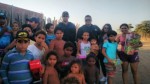 Policiais militares entregam brinquedos para crianÃ§as de comunidade carente de BaraÃºna 