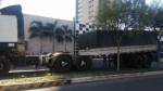 Carreta se solta de cavalinho e deixa trÃ¢nsito complicado na Avenida JoÃ£o da EscÃ³ssia