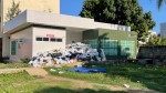 Sem pagamento a empresa, lixo se acumula no Hospital Tarcísio Maia