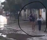 Alunos enfrentam a lama para chegar atÃ© a escola em MossorÃ³