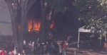 URGENTE - Protesto contra governo Temer vira batalha campal e ministÃ©rios sÃ£o incendiados em BrasÃ­lia