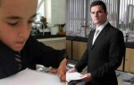 Garoto estuda de terno e gravata porque quer ser igual a SÃ©rgio Moro