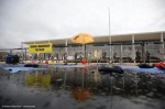 Greenpeace derrama Ã³leo em protesto contra derramamento de Ã³leo