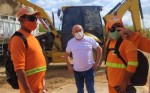 Vereador Edson Carlos fiscaliza obras de pavimentação asfáltica no Bom Jesus