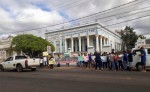 FuncionÃ¡rios protestam contra fechamento de granja que estaria causando infestaÃ§Ã£o de moscas