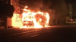 Dupla incendeia Ã´nibus estacionado na Avenida Alberto MaranhÃ£o