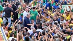 Após homenagem, Bolsonaro é recepcionado por multidão em frente à ALRN