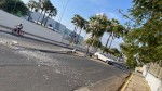 Carro colide com poste em frente ao Carrefour e causa transtornos no trânsito