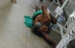 Paciente Ã© atendido no chÃ£o no corredor do Hospital TarcÃ­sio Maia em MossorÃ³