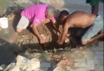 Cansados de esperar pela Caern, moradores consertam vazamento de Ã¡gua na rua