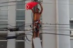 Homem sobe em poste e morre eletrocutado durante evento da Dilma em Aracaju (Veja)