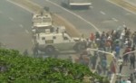 Blindado da Guarda Nacional Bolivariana atropela manifestantes na Venezuela