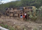 Ã”nibus com estudantes capota na BR-405 entre Rafael Fernandes e Pau dos Ferros
