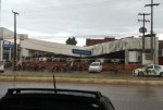 Telhado de loja de carros desaba durante a forte chuva em Mossoró
