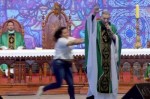 Mulher empurra Padre Marcelo Rossi de palco durante missa