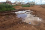 Moradores de condomÃ­nio no Aeroporto reclamam de buraqueira, lamaÃ§al e assaltos