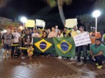 Grupo realiza protesto e buzinaÃ§o na PraÃ§a do Pax pela prisÃ£o de Lula