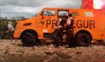 Populares vÃ£o Ã  rodovia recolher dinheiro apÃ³s explosÃ£o de carro-forte na BR-304