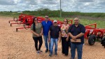 Agrovilas recebem tratores e grades aradoras adquiridos com emendas do General Girão