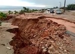 Chuva abre cratera na RN-404 entre Ponta do Mel e Porto do Mangue