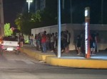 Familiares de pacientes com Covid-19 fazem oração em frente a hospital de Mossoró