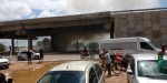 Carro bate em coluna de viaduto e pega fogo em MossorÃ³