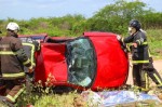 Bandidos roubam carro, são perseguidos pela polícia, capotam veículo e um morre em Mossoró