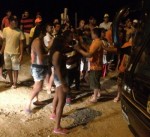 Ã”nibus da banda de Briola, ex-Ferro na Boneca, Ã© cercado e apedrejado apÃ³s show ser cancelado