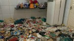 Desumano: Guardas Municipais encontram adolescente e 23 animais abandonados em casa tomada por lixo