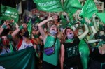 Com aglomeraÃ§Ã£o, feministas comemoram a morte apÃ³s aprovaÃ§Ã£o do aborto na Argentina