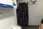 Enfermeiros improvisam pano como "porta" de banheiro em enfermaria do HRTM