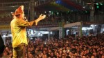 Alceu ValenÃ§a leva multidÃ£o para a EstaÃ§Ã£o em domingo de noite de SÃ£o JoÃ£o