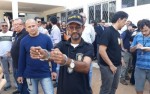 Com algemas nos punhos, policiais civis se apresentam para serem presos