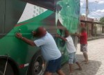 Torcedores do Potiguar fingem empurrar Ã´nibus do BaraÃºnas e fotos viralizam na internet