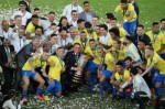 Bolsonaro rouba a cena, levanta a taÃ§a e Ã© chamado de "Mito" por jogadores