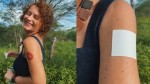 URGENTE: Isolda faz tutorial ensinando como aplicar tatuagem de Lula para o Pingo