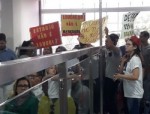 Posse da Mesa Diretoria da CMM Ã© mercada por protesto de estagiÃ¡rios contra a prefeita