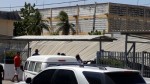 Estrutura de estacionamento de supermercado desaba e deixa um homem ferido no Santo AntÃ´nio