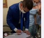 Allyson senta na cadeira de prefeito e escreve: â€œO povo chegou na Prefeitura de MossorÃ³â€