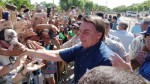 Bolsonaro é recebido com festa por apoiadores durante desembarque em Mossoró
