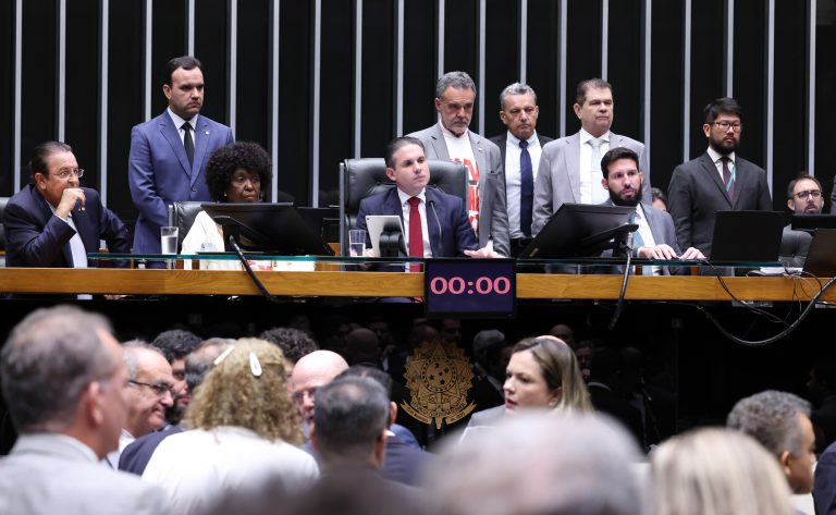 Fim da escala 6x1 é aprovada na Câmara e proposta vai ao Senado