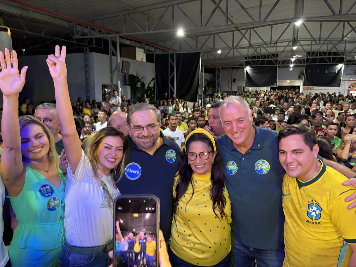 Prefeita Jussara Sales reúne multidão em Extremoz para anunciar apoio a Coronel Hélio e Styvenson ao Senado