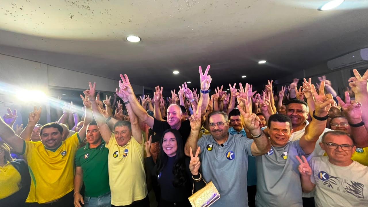 Diante de multidão, Dr. Kerginaldo e prefeita de Tenente Ananias anunciam apoio a Coronel Hélio ao Senado
